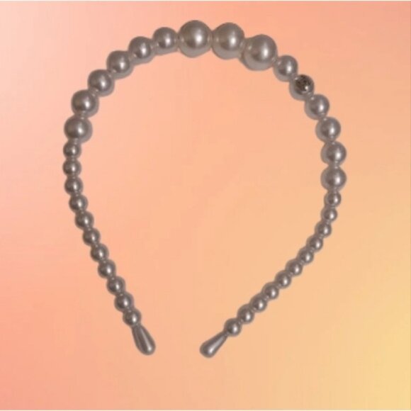 Chanel Pearl Headband - Elegant White Accessory - Picture 13 of 15